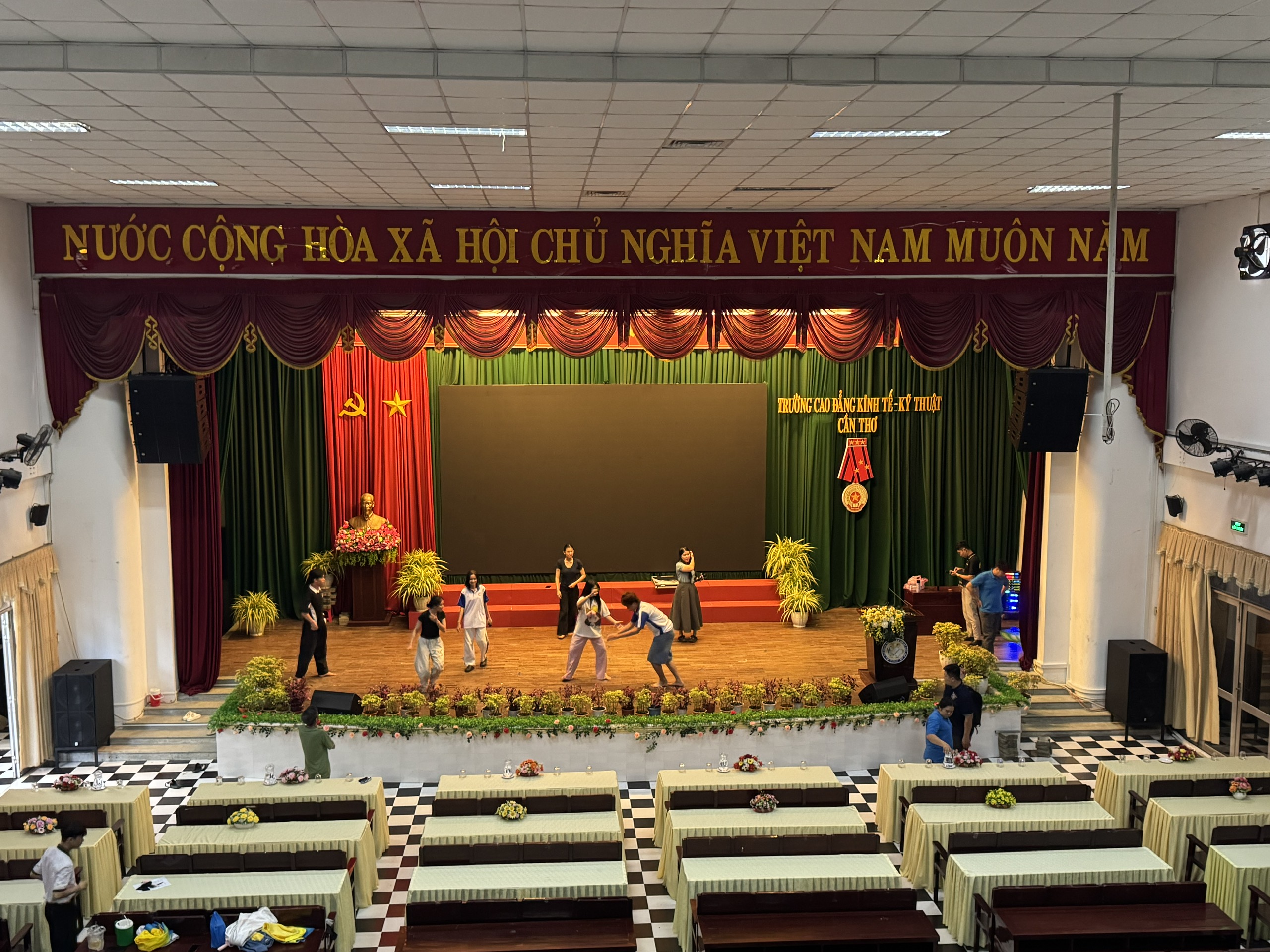 Dự án lắp đặt âm thanh hội trường trường cao đẳng Kinh Tế - Kĩ Thuật Cần Thơ